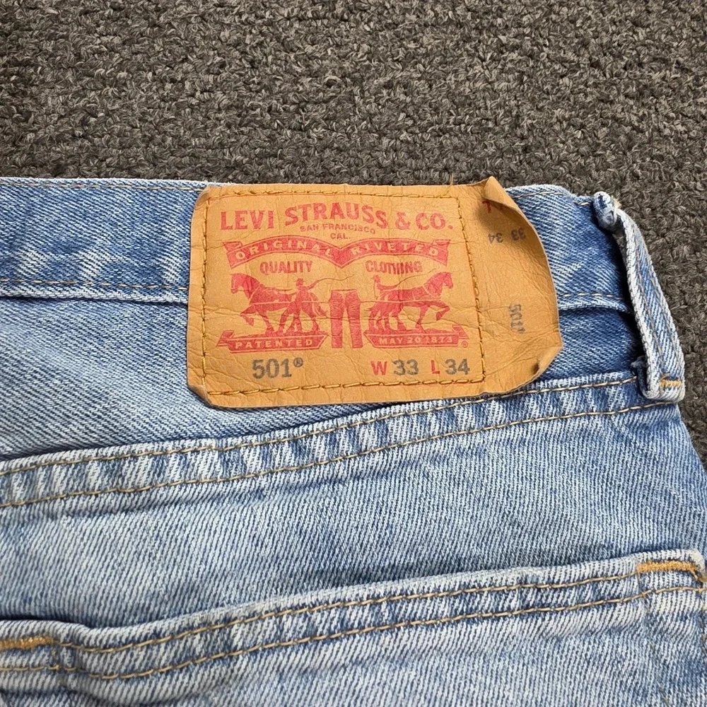 Levi's 501 Original Fit Jeans Mens 33x34 Light Wash Blue Button Fly Straight Leg